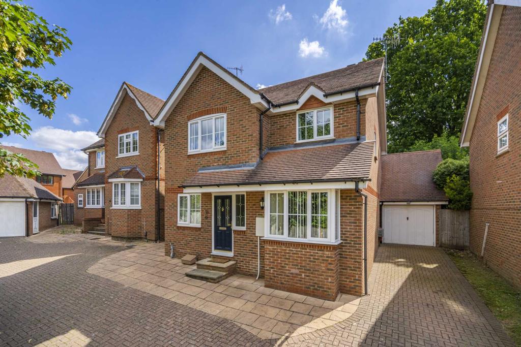 Beechcroft Road, Bushey 4 bed detached house for sale - £900,000