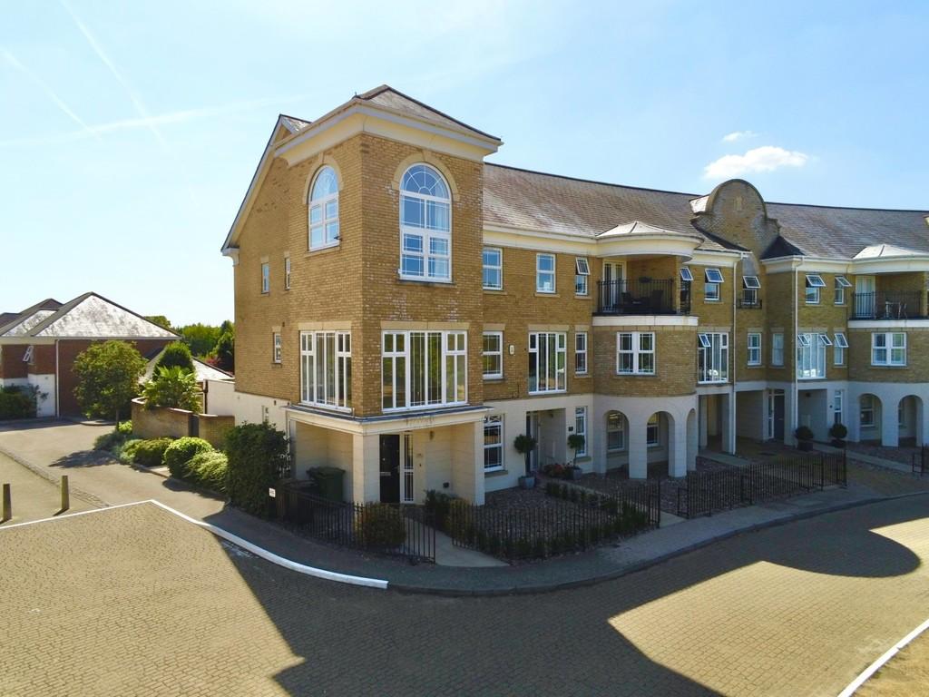 Dettingen Crescent, Deepcut 4 bed townhouse £3,000 pcm (£692 pw)