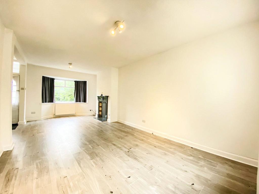 Strines Road, Marple, Stockport, SK6 4 bed semidetached house £1,450