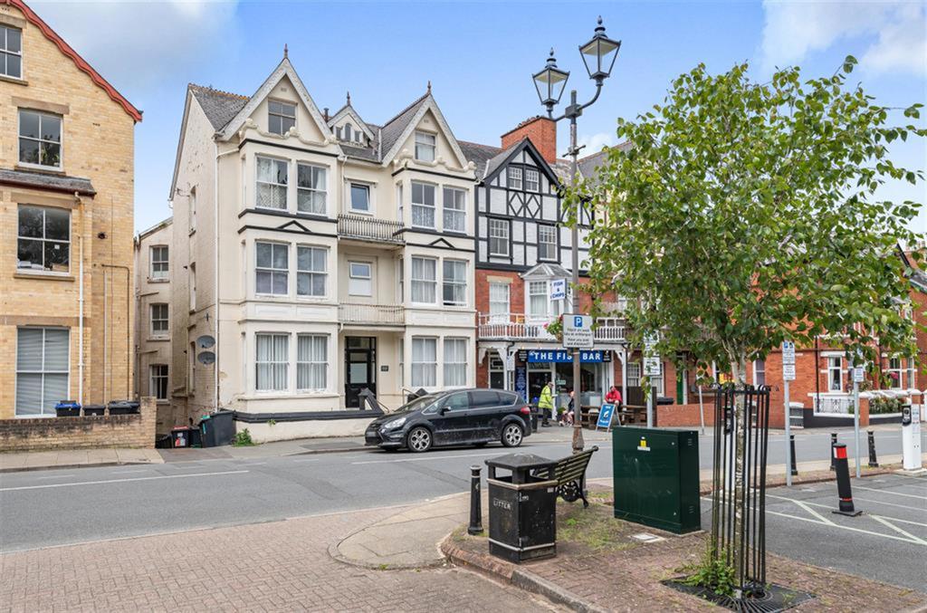 High Street, Llandrindod Wells, LD1 6AG 1 bed flat £64,995