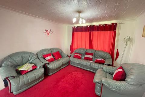 3 bedroom semi-detached house to rent, Kingston Road, Hp13