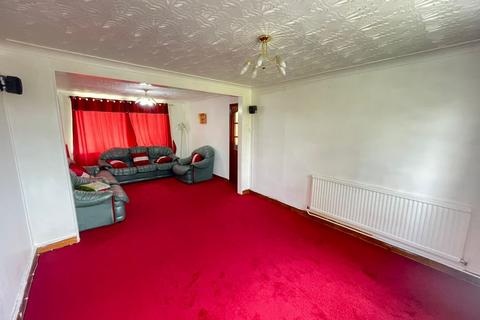 3 bedroom semi-detached house to rent, Kingston Road, Hp13