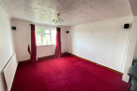 3 bedroom semi-detached house to rent, Kingston Road, Hp13