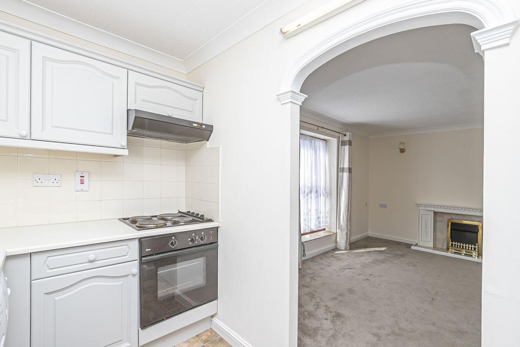 Palmerston Road, Buckhurst Hill, IG9 2 bed flat for sale £287,500