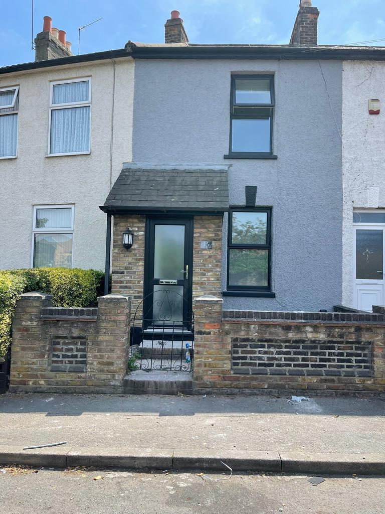 Crescent Road, Erith, Kent, DA8 2 bed terraced house £1,300 pcm (£300 pw)