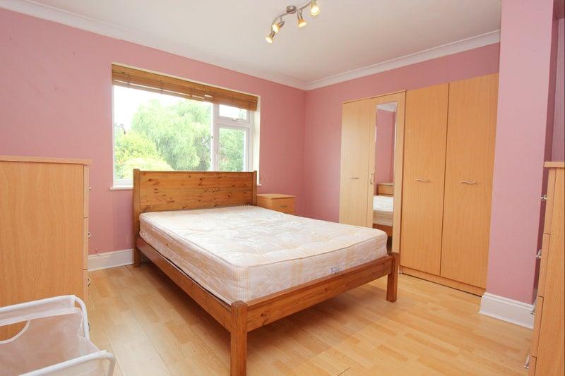 MORDEN, SM4 1 bed flat £850 pcm (£196 pw)