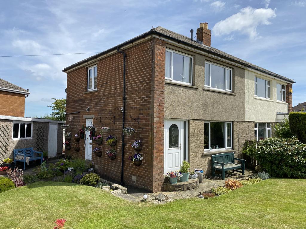 Cowrakes Road, West Yorkshire, HD3 3 bed semidetached house £220,000