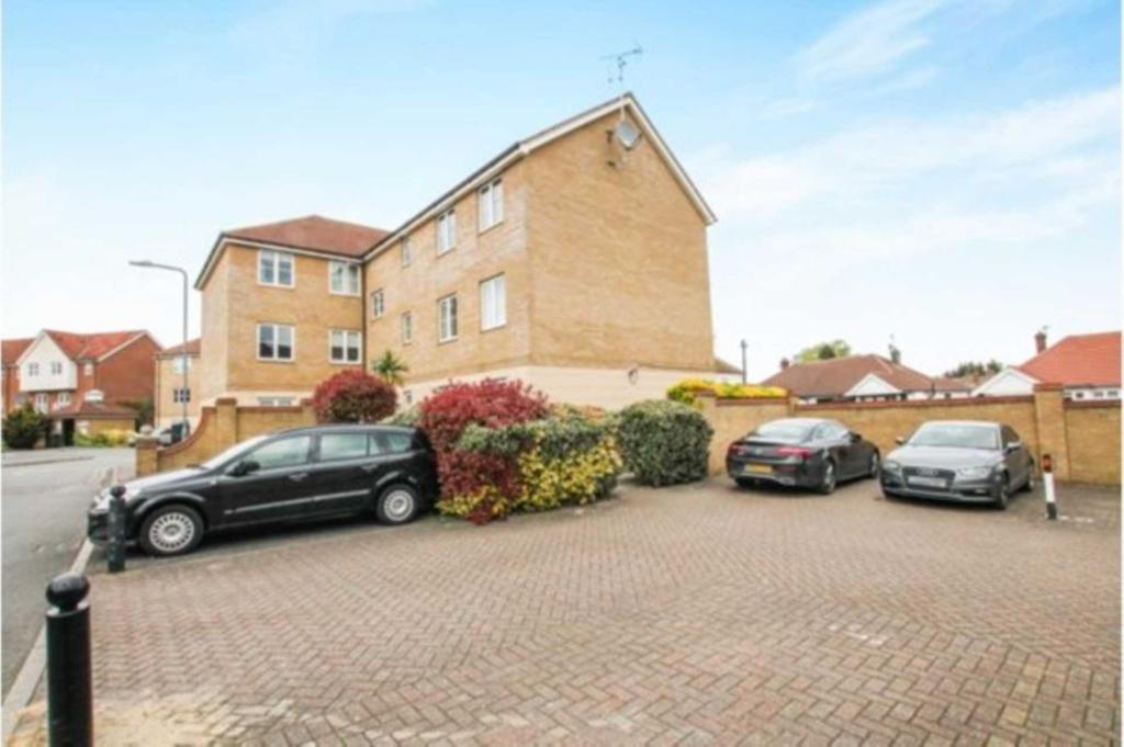 Sherman Gardens, Romford, RM6 2 bed flat £1,450 pcm (£335 pw)