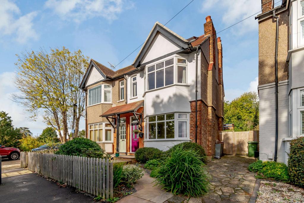 Kingsley Road, Pinner, Middlesex, HA5 4 bed semidetached house for
