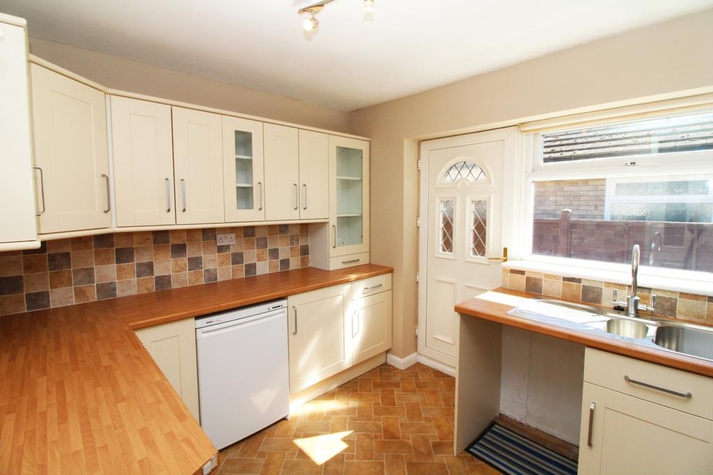 Laburnum Avenue, Hutton Cranswick 3 bed detached bungalow £825 pcm (£