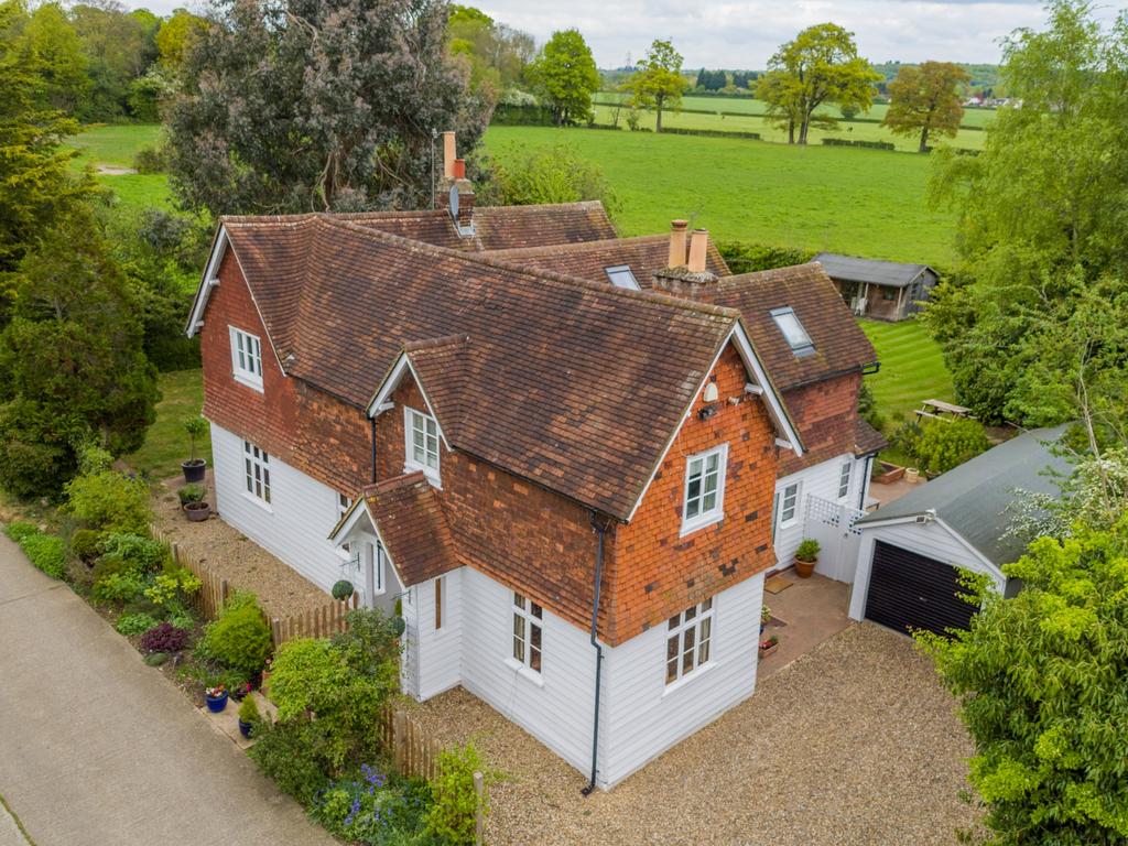 Woodhall Road, Pinner, HA5 5 bed detached house £1,750,000