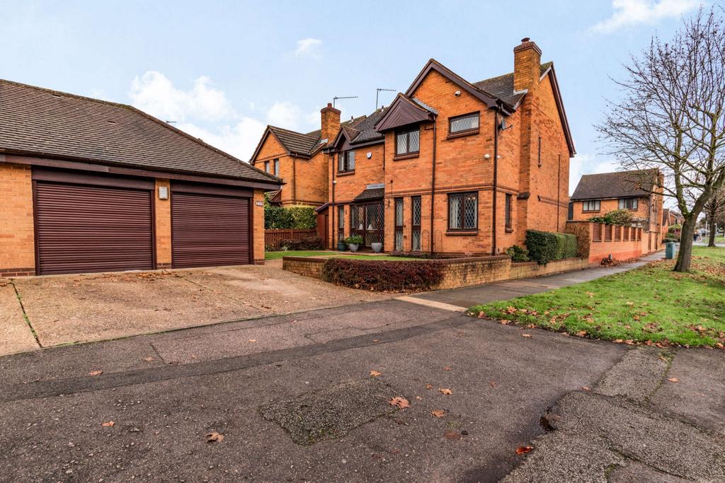 Chamberlain Way, Pinner, HA5 4 bed detached house £1,150,000