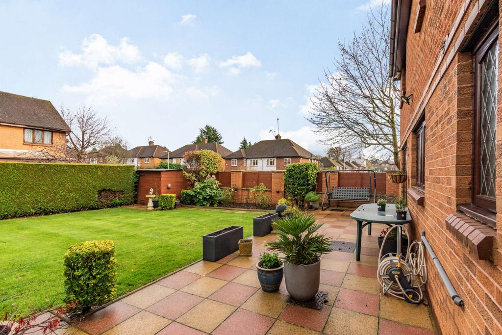 Chamberlain Way, Pinner, HA5 4 bed detached house £1,150,000