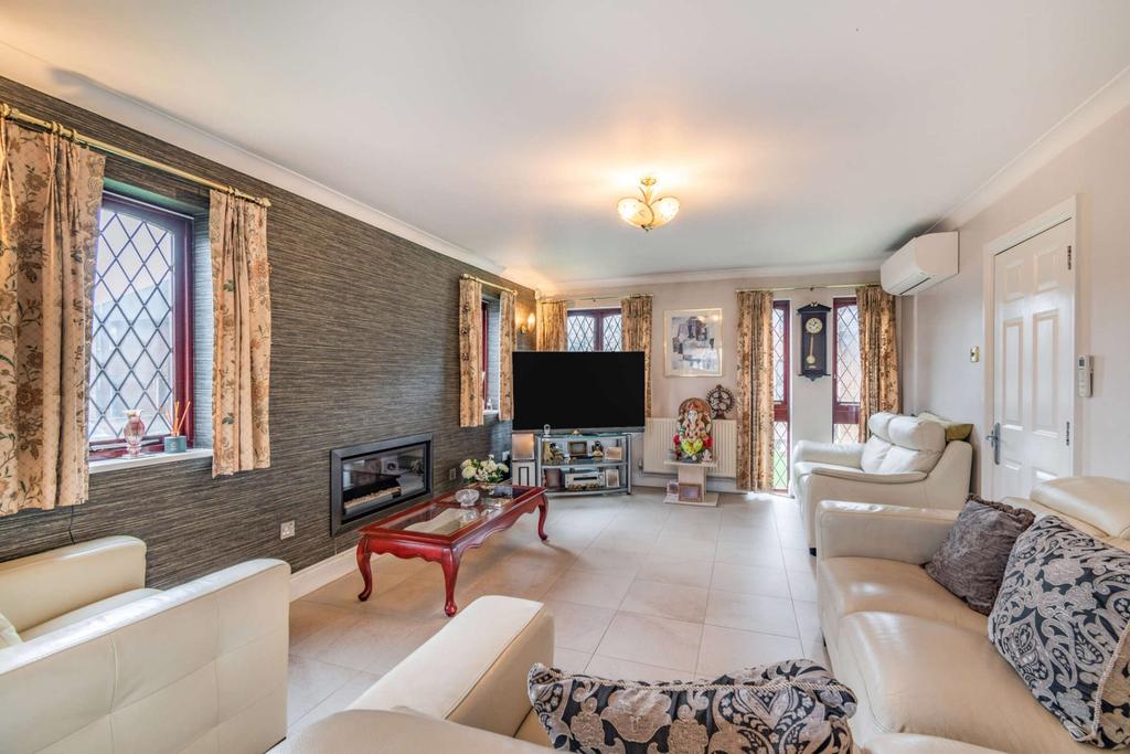 Chamberlain Way, Pinner, HA5 4 bed detached house £1,150,000