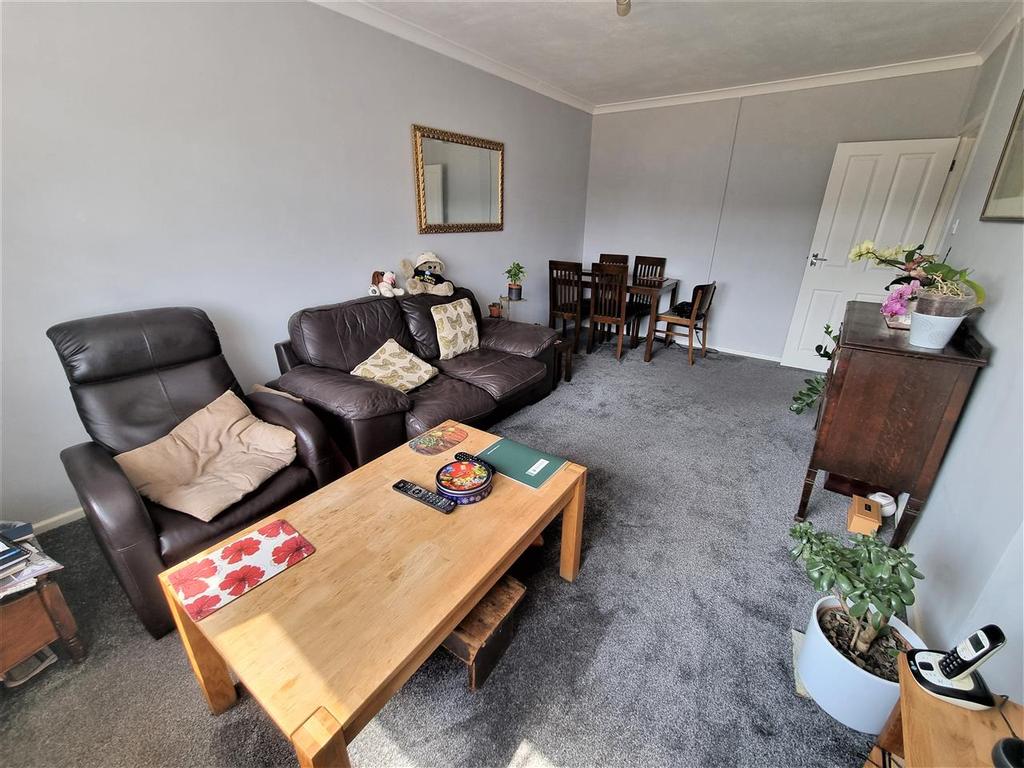 Fountains Avenue, Hanworth 2 bed for sale £320,000