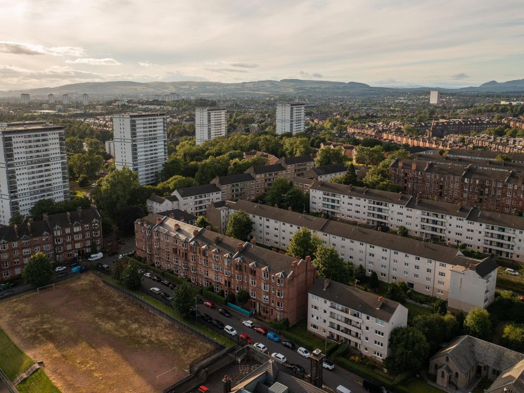 32 Thornwood Terrace, Glasgow, G11 7QZ 3 bed flat £275,000