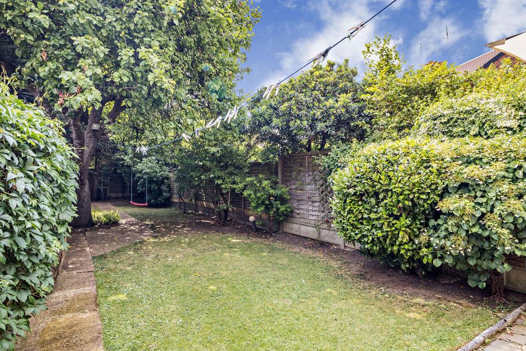 Ainsdale, Crescent, Pinner, HA5 3 bed semidetached house £780,000