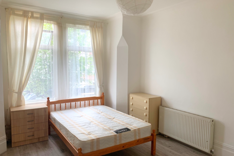 1 bedroom terraced house to rent, Crawley Road