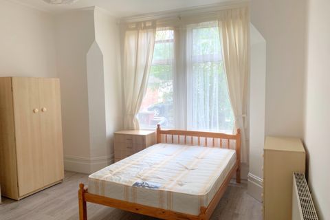 1 bedroom terraced house to rent, Crawley Road