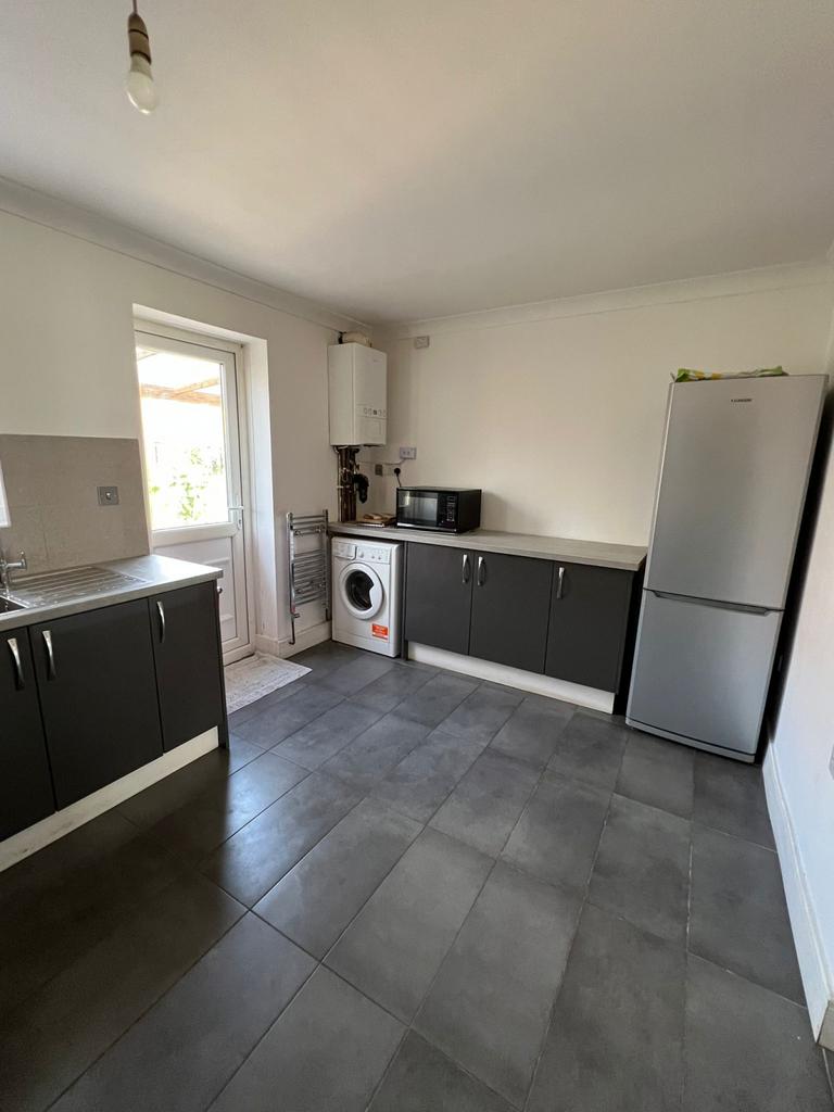 Hermon Grove Hayes, UB3 5 bed semidetached house £2,700 pcm (£623 pw) Hermon Grove Hayes, UB3 5 bed semidetached house £2,700 pcm (£623 pw)