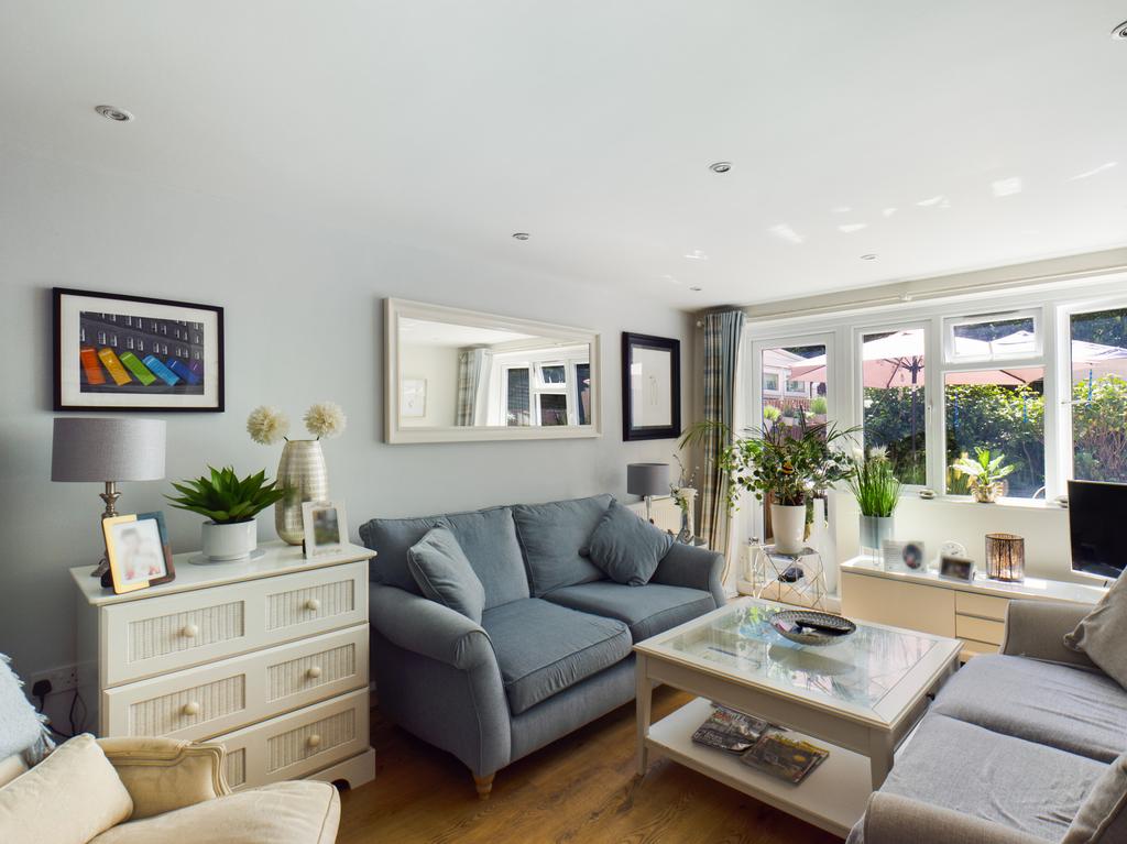 Hilda Vale Close, Orpington, BR6 2 bed £1,350 pcm (£312 pw)