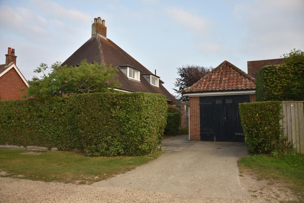 New Road, Keyhaven, Lymington... 4 bed detached house £1,495 pcm (£