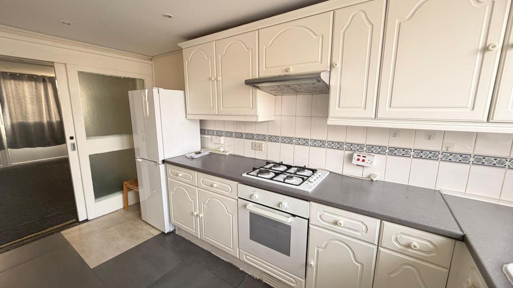 2 bed maisonette to rent Mc Grath Road, London E15