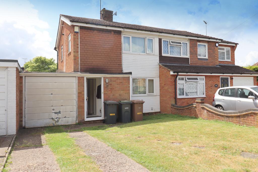 Fairfax Avenue, Sundon Park, Luton, Bedfordshire, LU3 3DE 3 bed semi