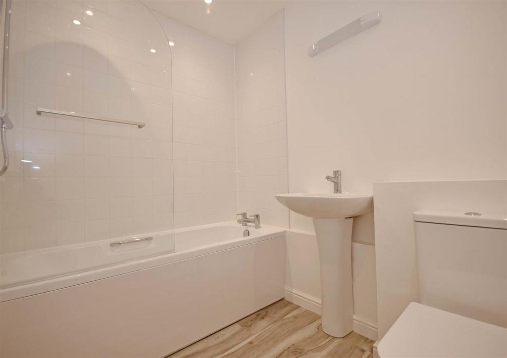 16a High St-bath1.jpg