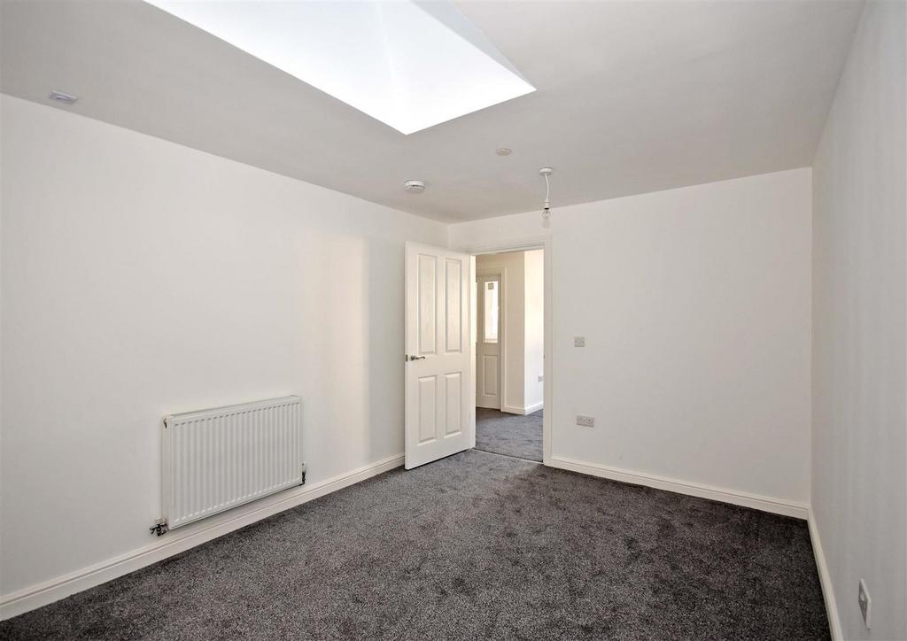 16a High St-bed1a.jpg