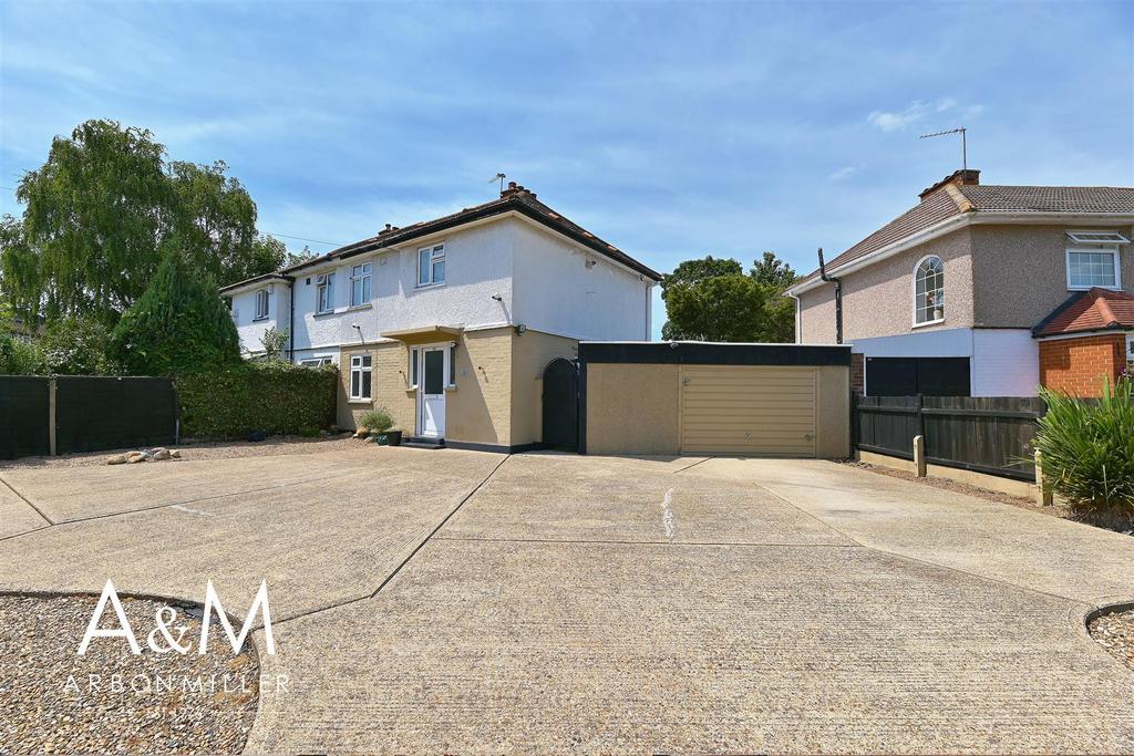 Duke Road, Barkingside 3 bed semidetached house for sale £575,000