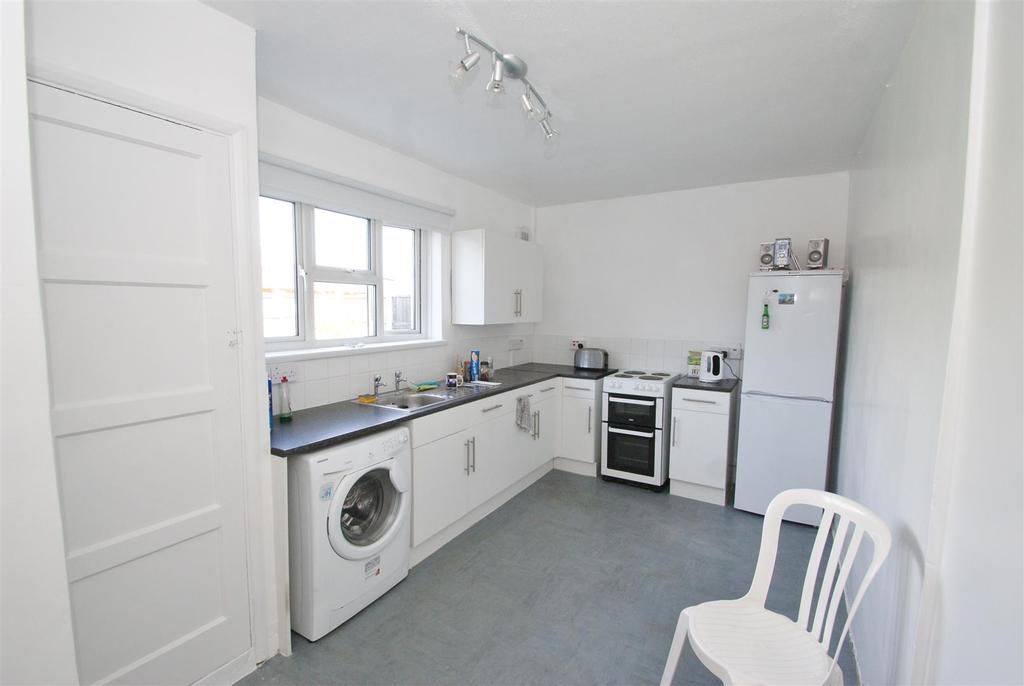 Foyle Drive, South Ockendon 2 bed house £1,250 pcm (£288 pw)