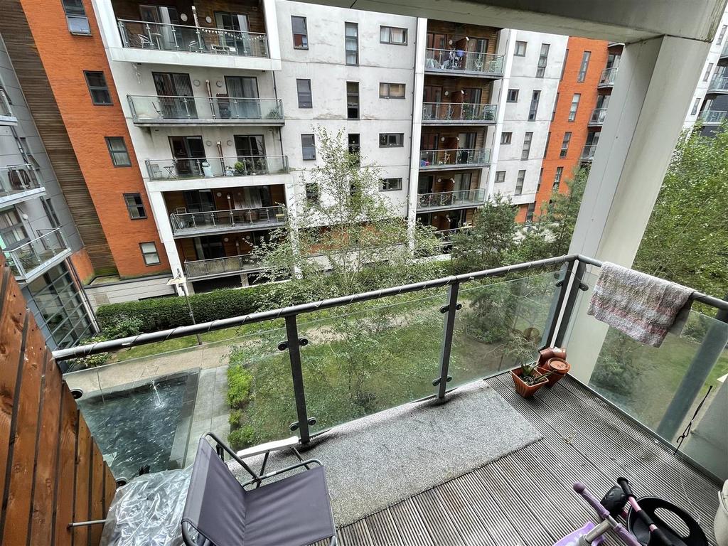 Barton Place, 3 Hornbeam Way... 1 bed flat £125,000