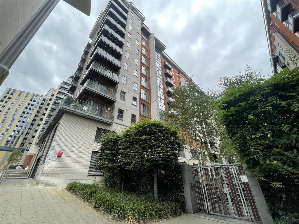 Barton Place, 3 Hornbeam Way... 1 bed flat £125,000