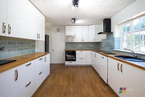 124 Beech Hill, Haywards Heath, RH16 3TT
