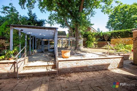 124 Beech Hill, Haywards Heath, RH16 3TT