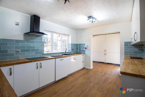 124 Beech Hill, Haywards Heath, RH16 3TT