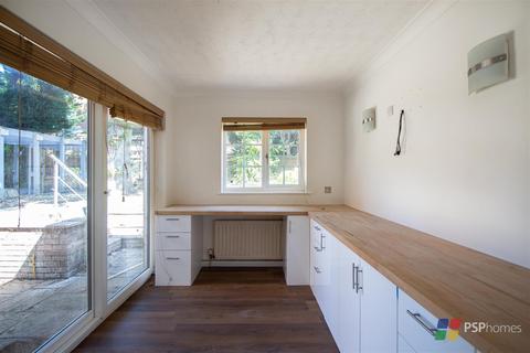 124 Beech Hill, Haywards Heath, RH16 3TT