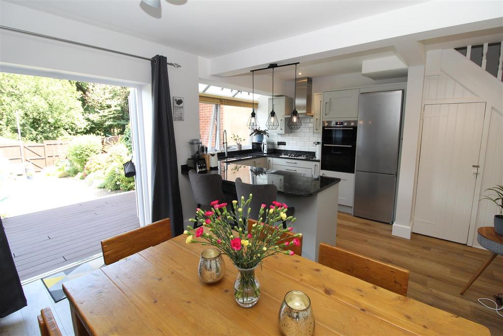 Hamlin Lane, Exeter 3 bed terraced house £1,400 pcm (£323 pw)