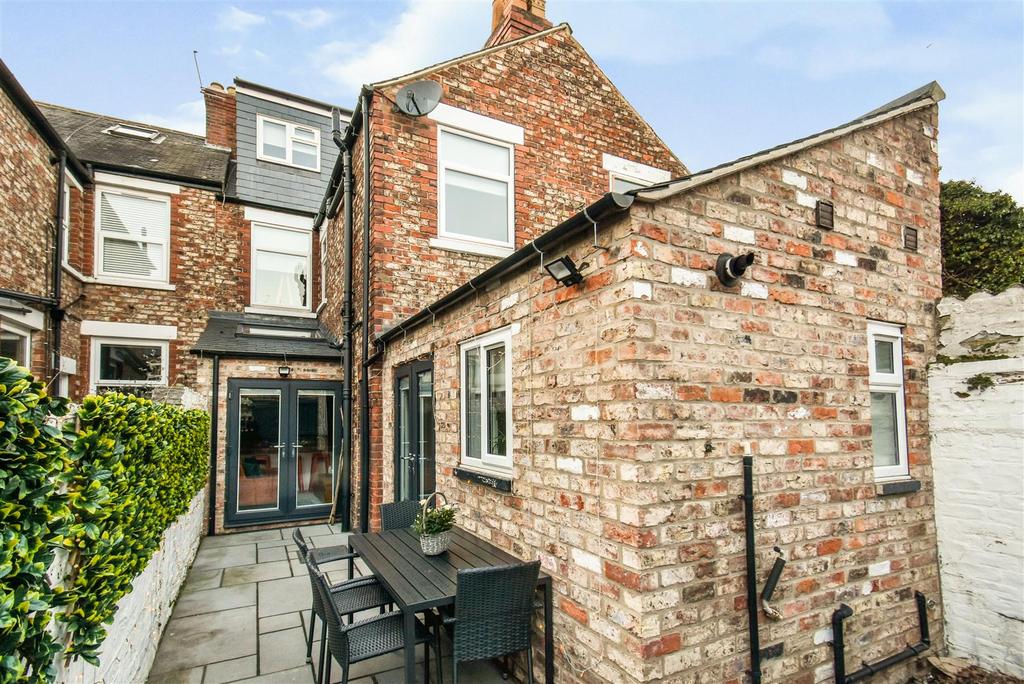 Road, York 4 bed terraced house £4,000 pcm (£923 pw)