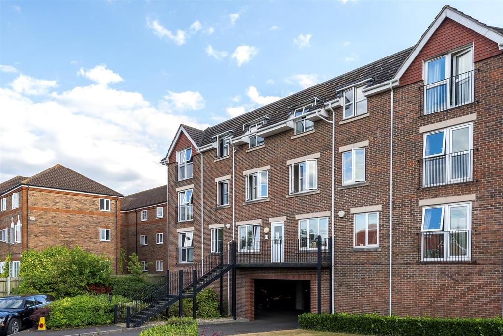 Kingston Road, Epsom 2 bed flat for sale £380,000
