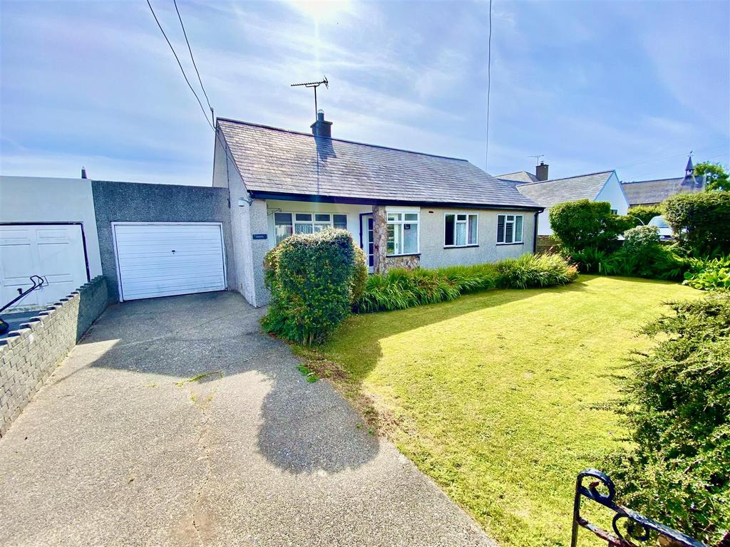 Lon Yr Eglwys, Morfa Nefyn, Pwllheli 3 bed detached bungalow for sale