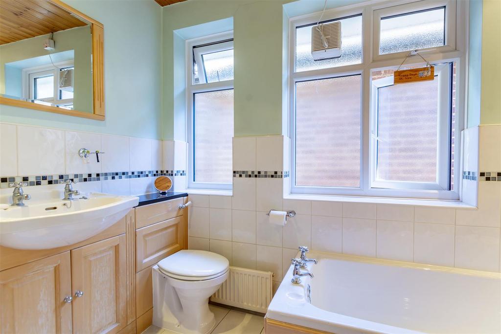BATHROOM DSC 3424-HDR copy.jpg