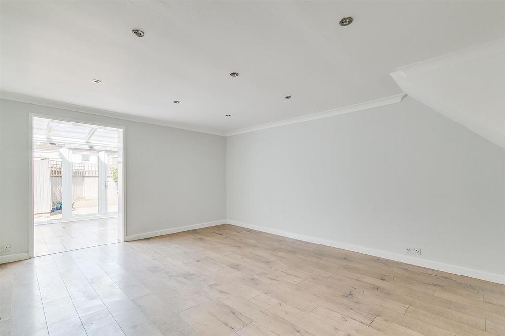Staveley Gardens, Chiswick, W4 3 bed terraced house £600,000