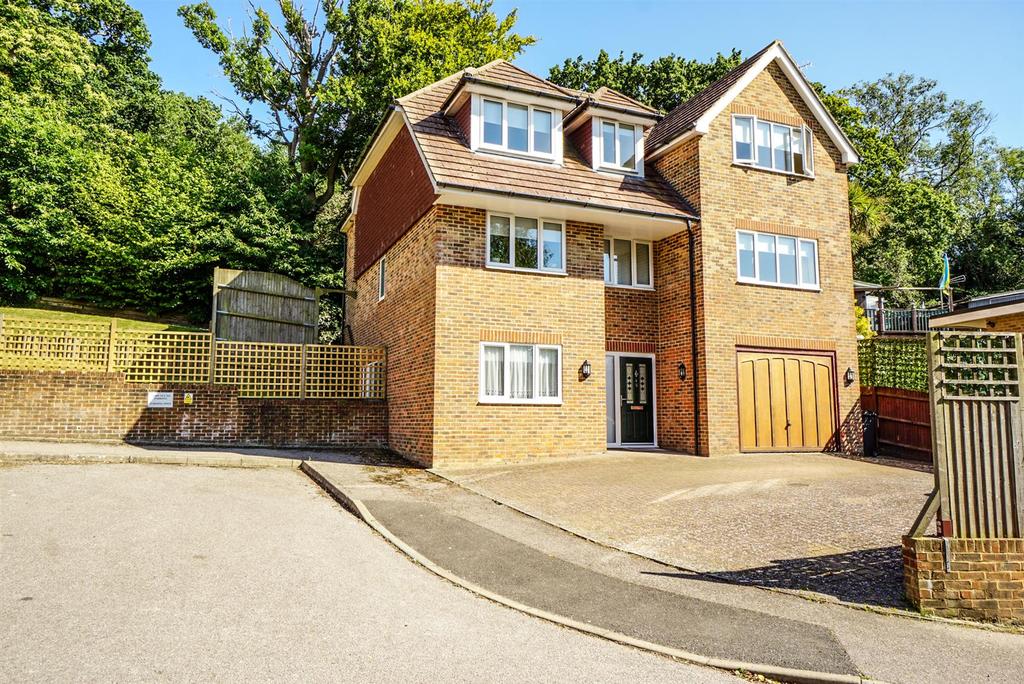 Eisenhower Drive, St. LeonardsOnSea 6 bed detached house £600,000