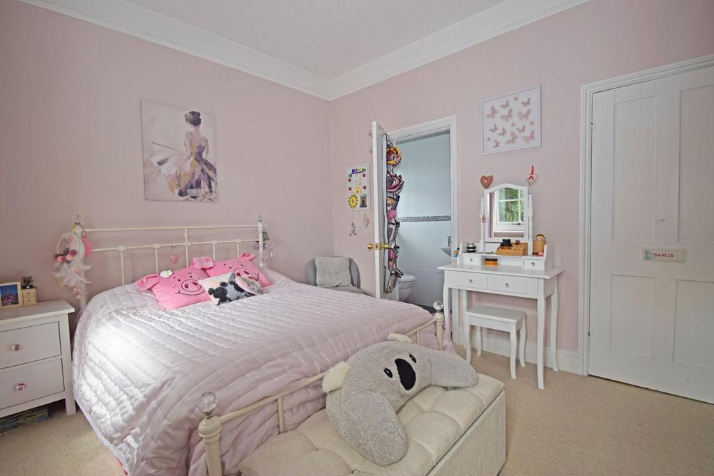 4 Church Lane, bed 2b.jpg