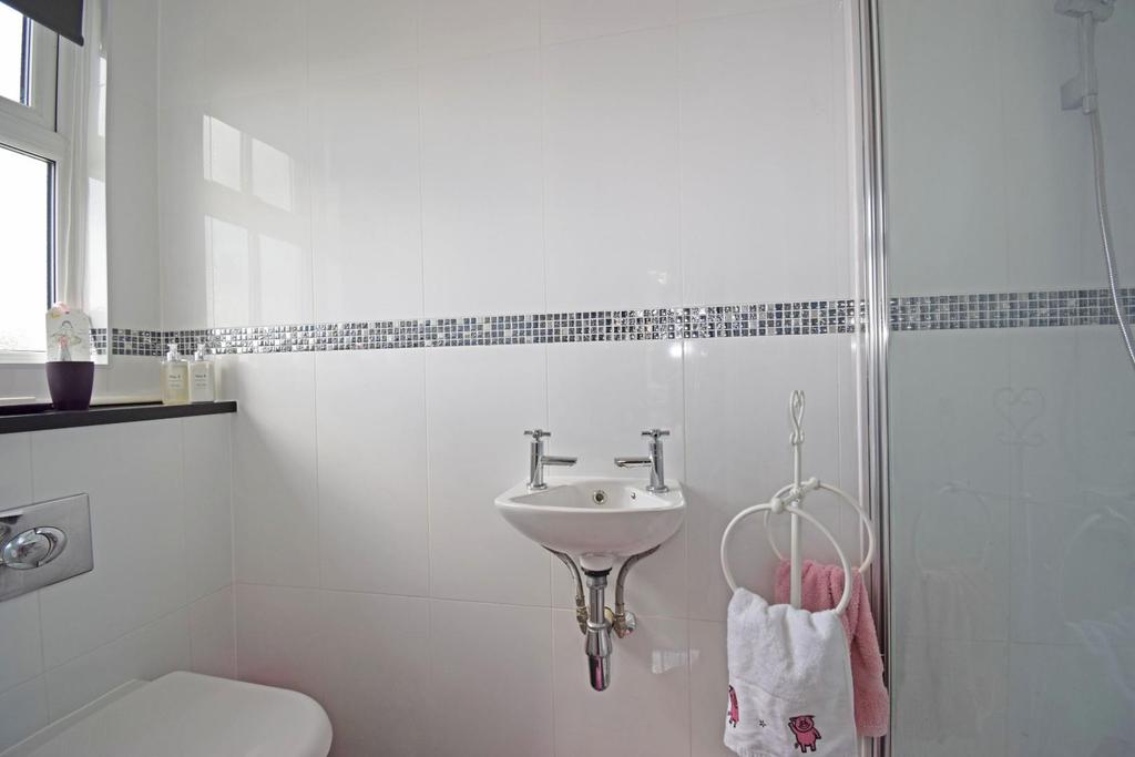 4 Church Lane, bed 2 en suite.jpg