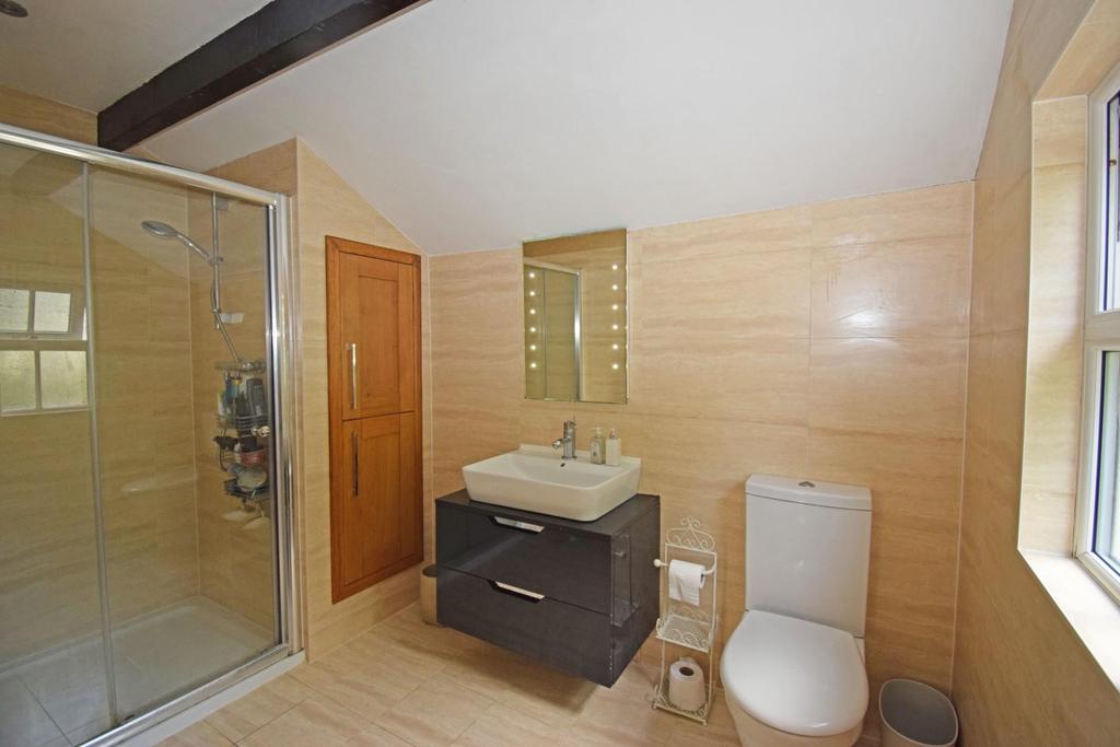 4 Church Lane, bed 1 en suite.jpg