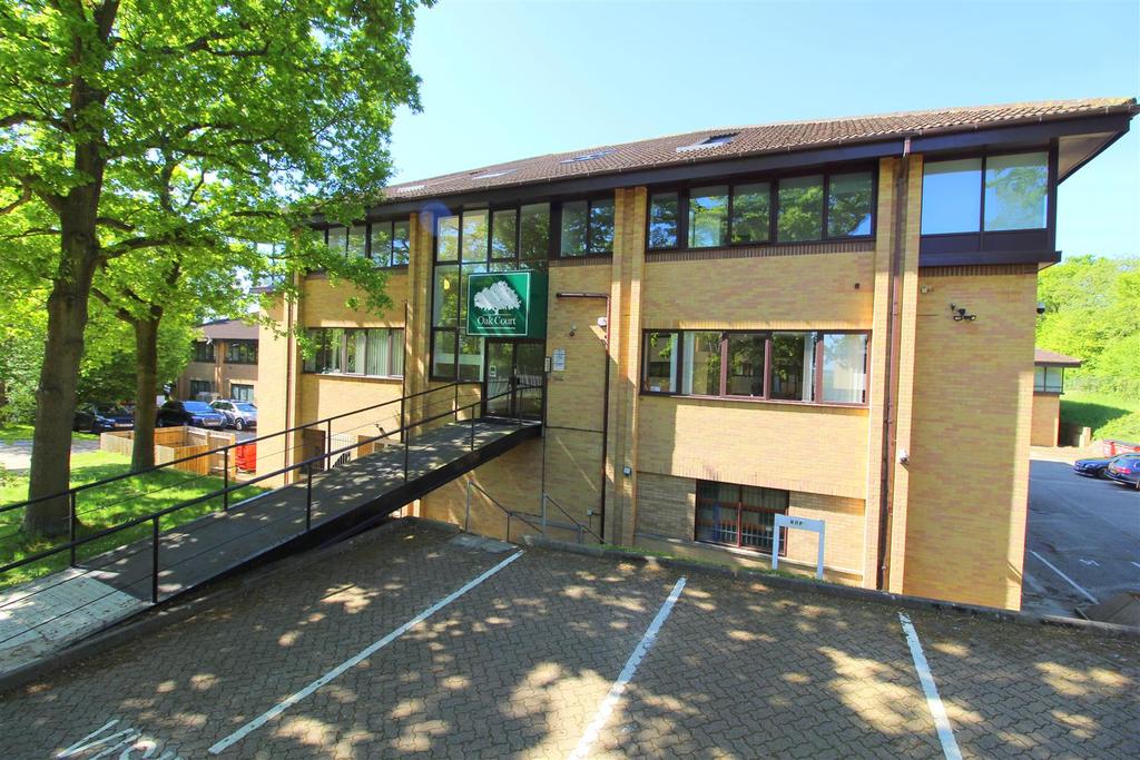 Oak Court, Sandridge Park, Porters Wood, St Albans, Hertfordshire 2 bed
