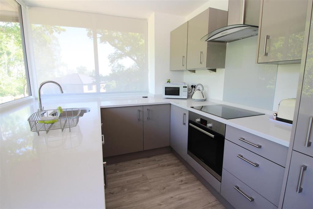 Oak Court, Sandridge Park, Porters Wood, St Albans, Hertfordshire 2 bed